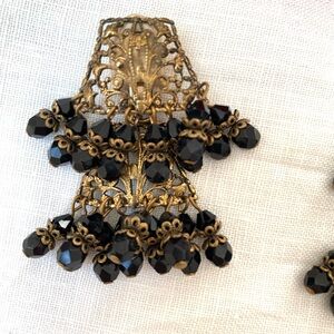 Clip earrings beads black